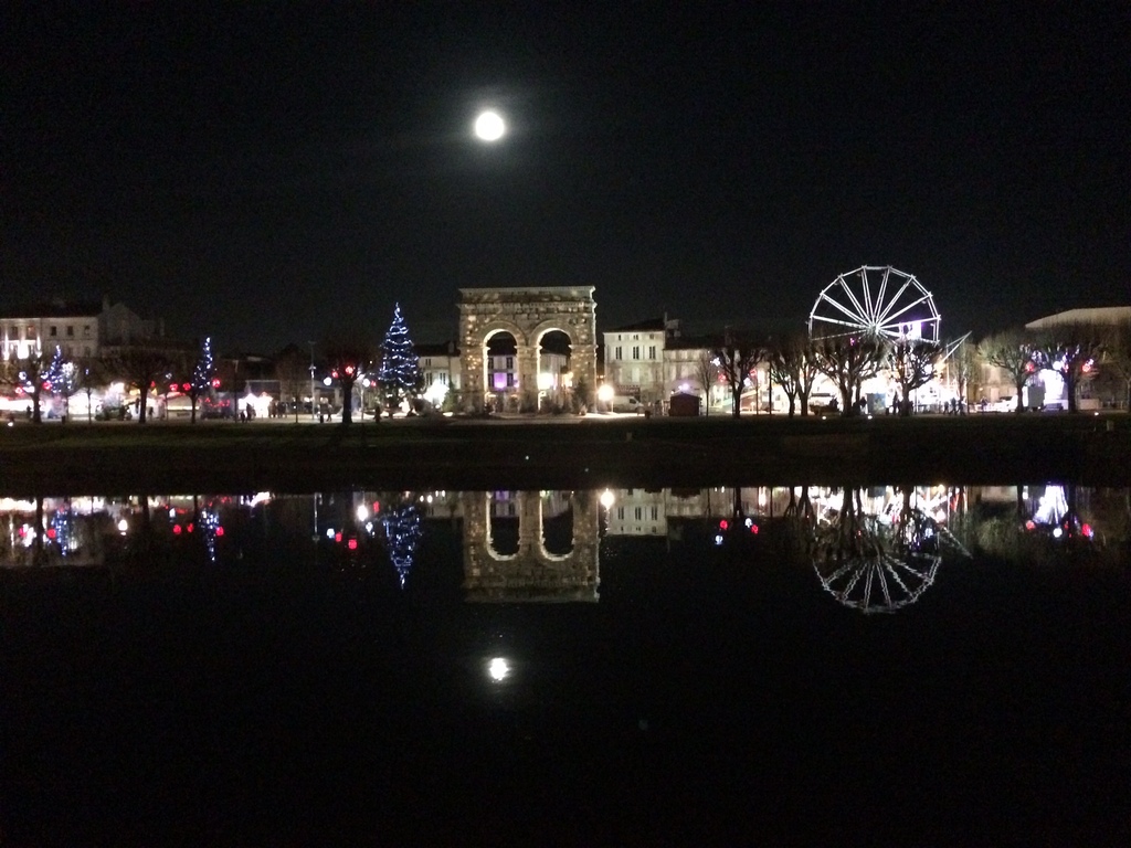 la Charente, l'arc de triomphe et la pleine lune le soir de Noel au centre ville!!
