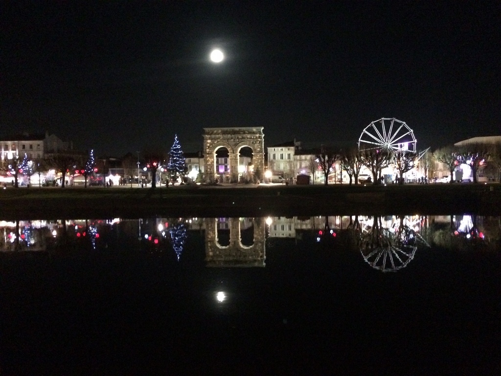 la Charente, l'arc de triomphe et la pleine lune le soir de Noel au centre ville!!