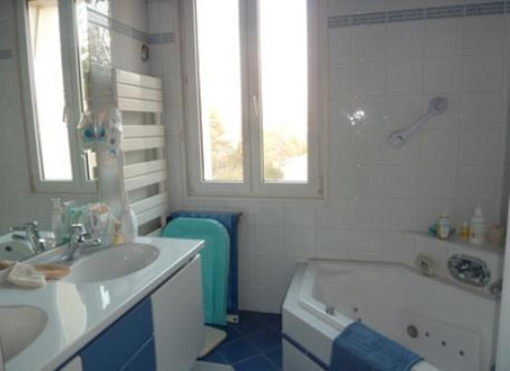 salle de bain à l'étage