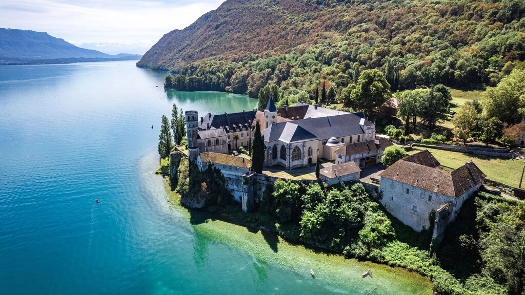Abbaye d'Hautecombe sur le lac du Bourget - Hatecombe's abbey on the Bourget's lake