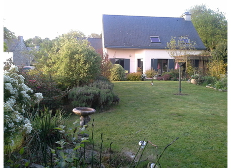 La maison vue du fond du jardin. The house and the garden