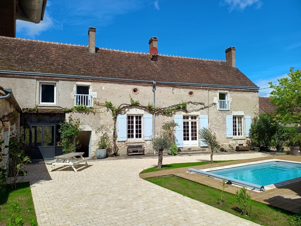 house with swimming pool 