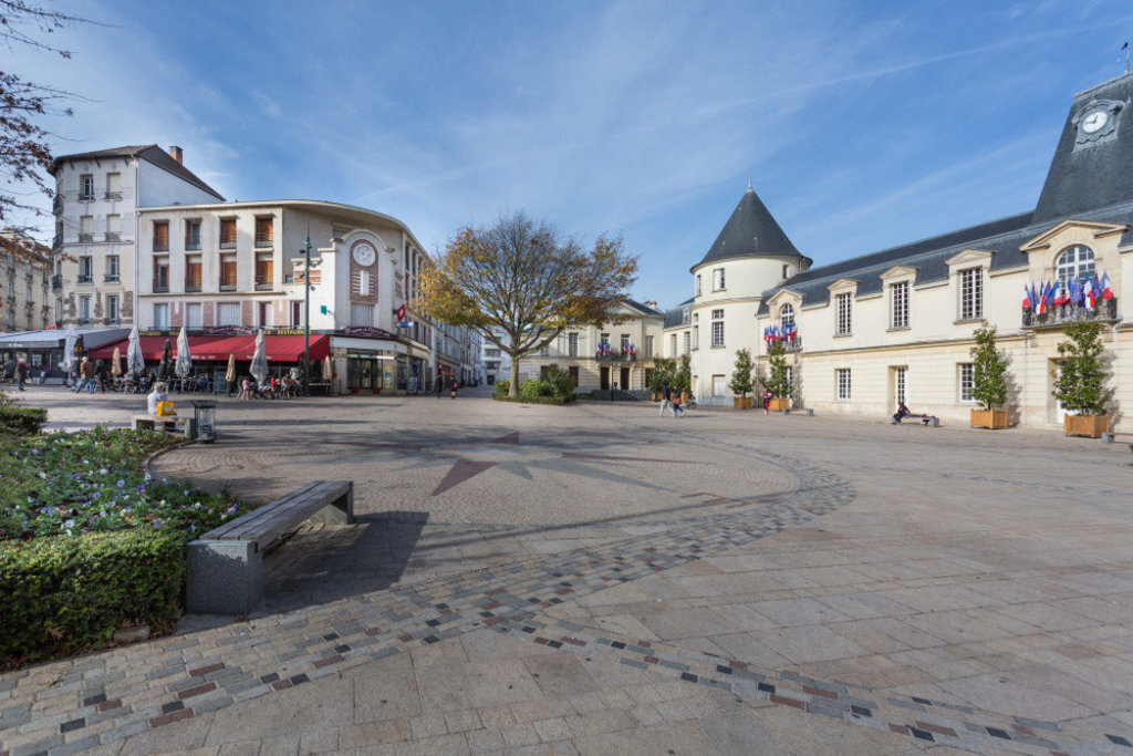Clamart City Hall & place, 15 min. by foot.