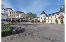 Clamart City Hall & place, 15 min. by foot.