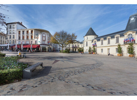 Clamart City Hall & place, 15 min. by foot.