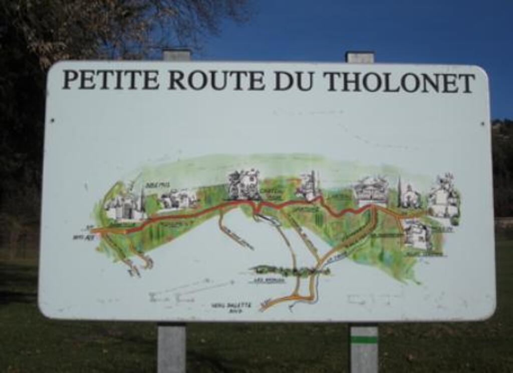 Cézanne Road with walking area close to the house