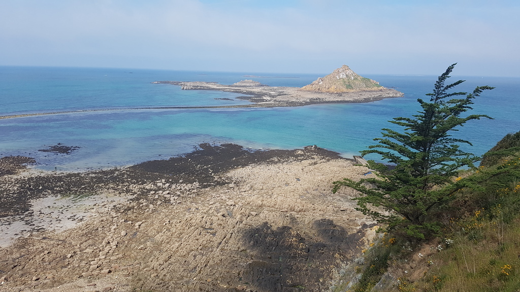 Nice view along the foot path at 5 mn walk from appartement