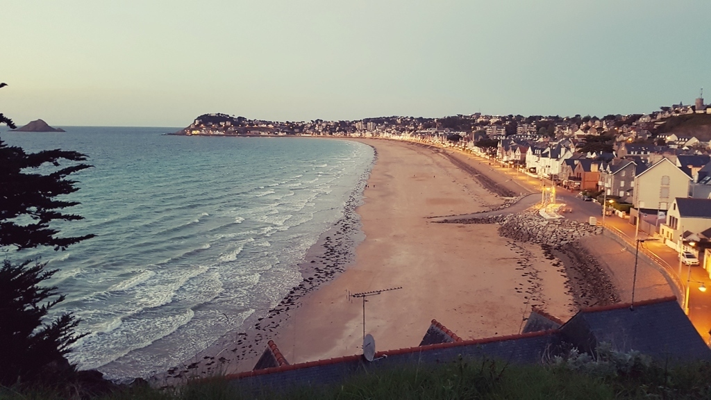 The beach and the "digue promenade"  in the evenning