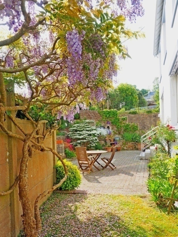 Le jardin et l.agréable terrasse sud