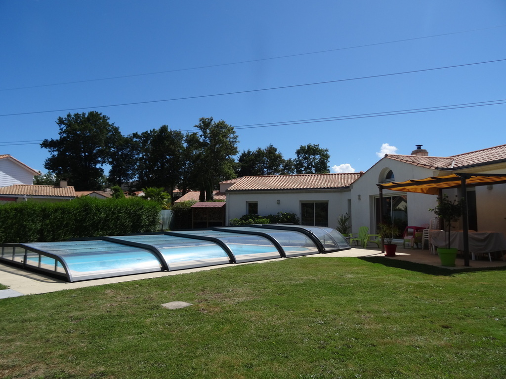 Maison côté jardin et piscine