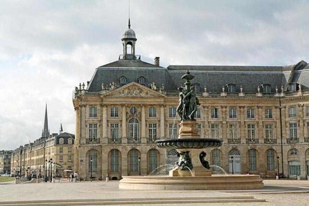 Fountain of the 3 Graces in "Place de la Bourse"