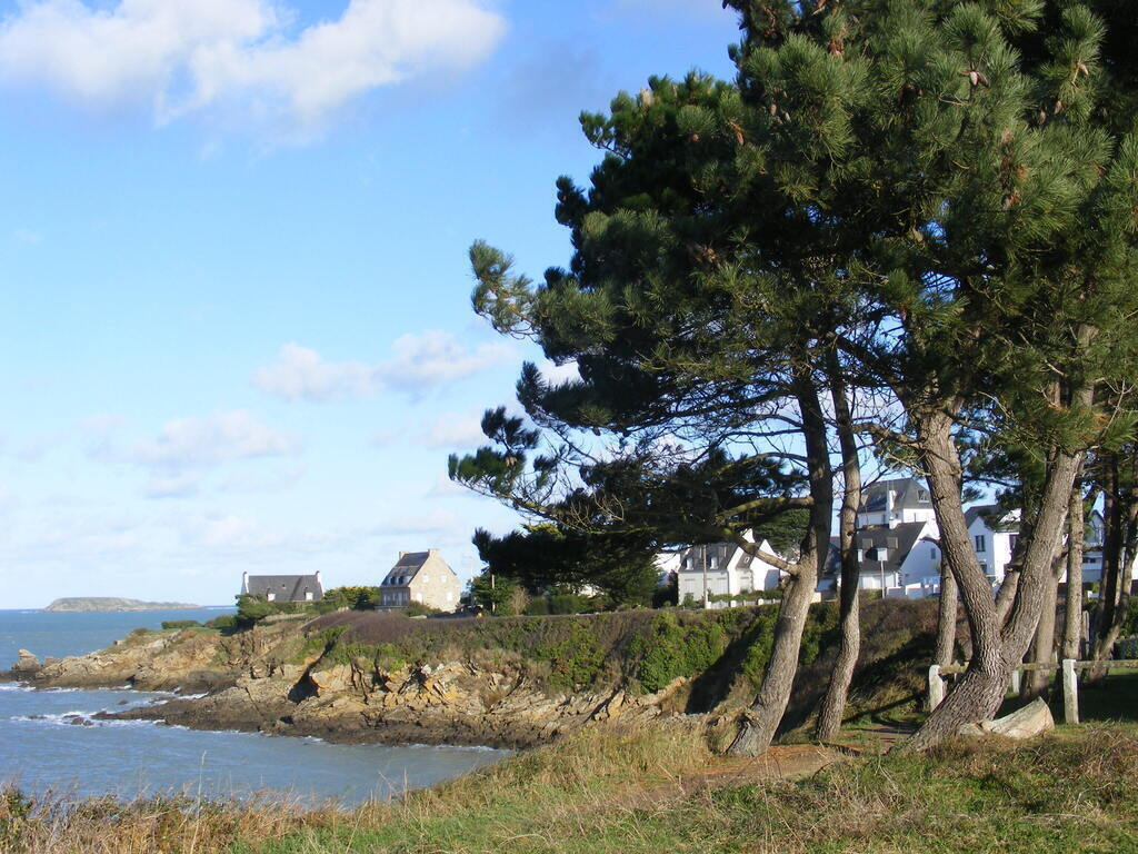 The GR 34 footpath right by the flat