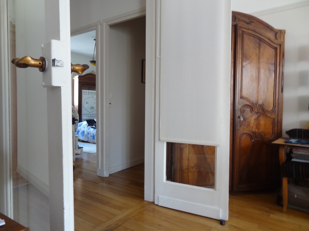 Doors between dining room and entrance