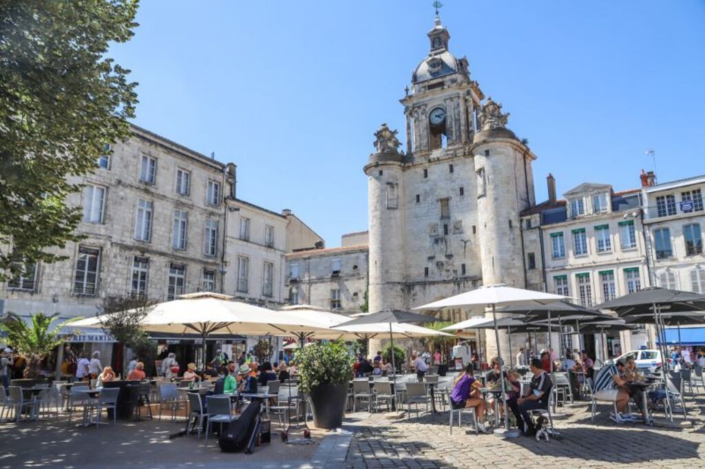 Bars and restaurants on docks