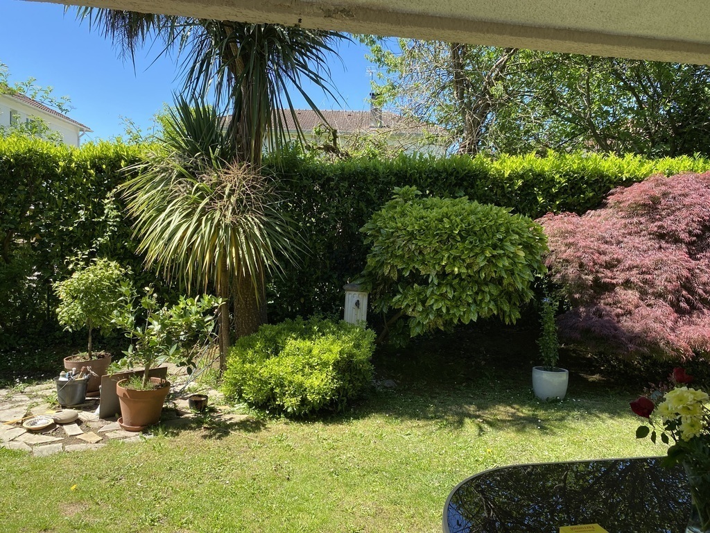 Appartement entouré de jardin