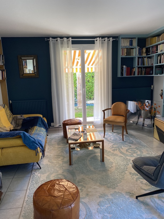 Salon et bibliothèque sortie jardin au sud