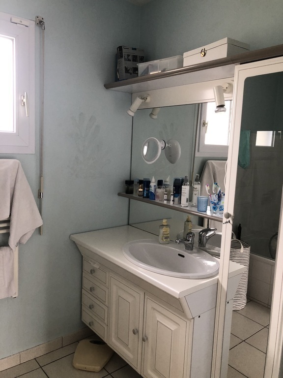 la salle de bain du rez-de-chaussée avec baignoire