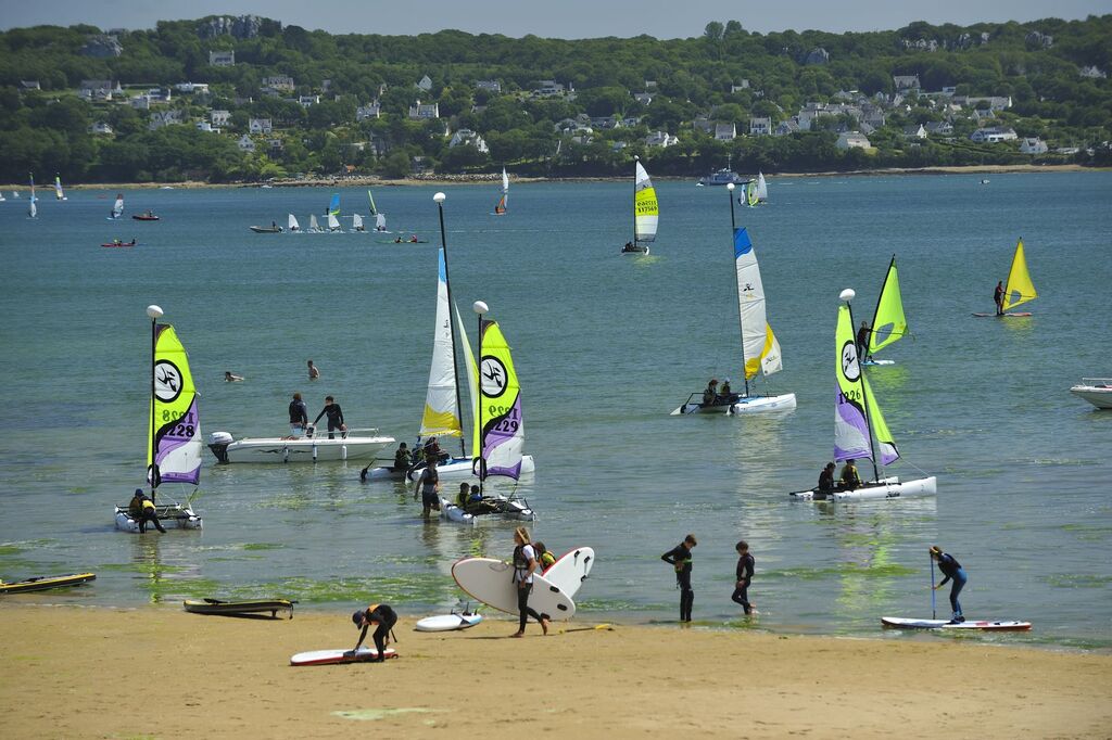 sports nautiques à la plage du Moulin Blanc dans la rade de Brest