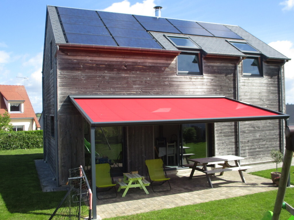Terrace with 2 deckchairs and a picnic table for 6-8 people