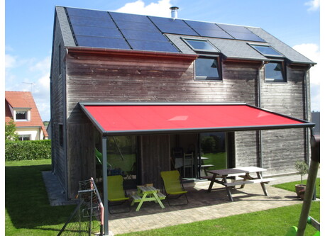 Terrace with 2 deckchairs and a picnic table for 6-8 people