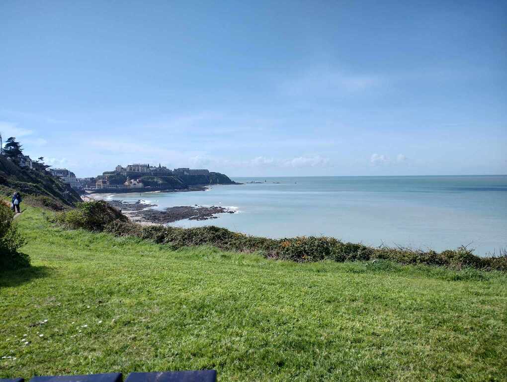Picnic spot in Donville with view on Granville (20min)