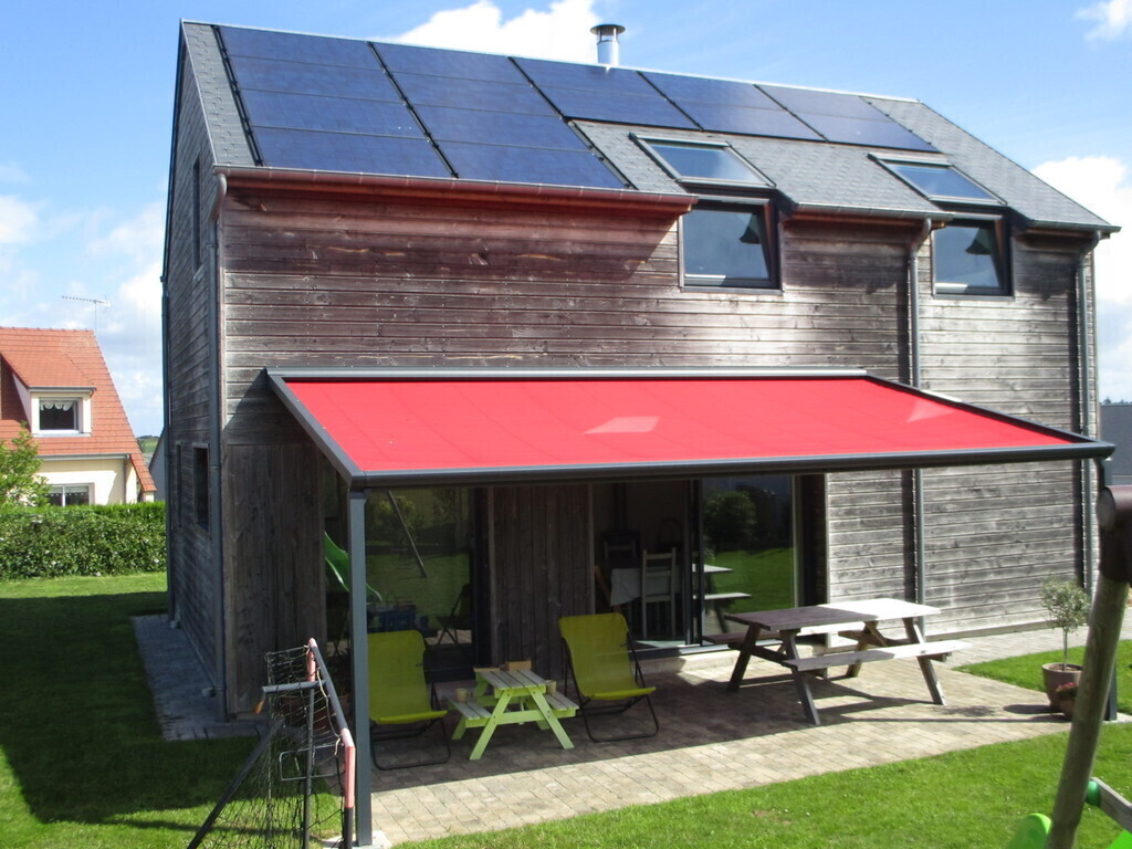 Terrace with 2 deckchairs and a picnic table for 6-8 people