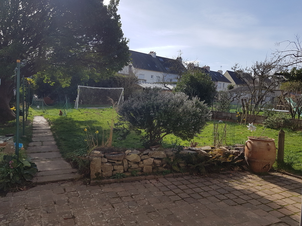Jardin plein sud à l'arrière de la maison 