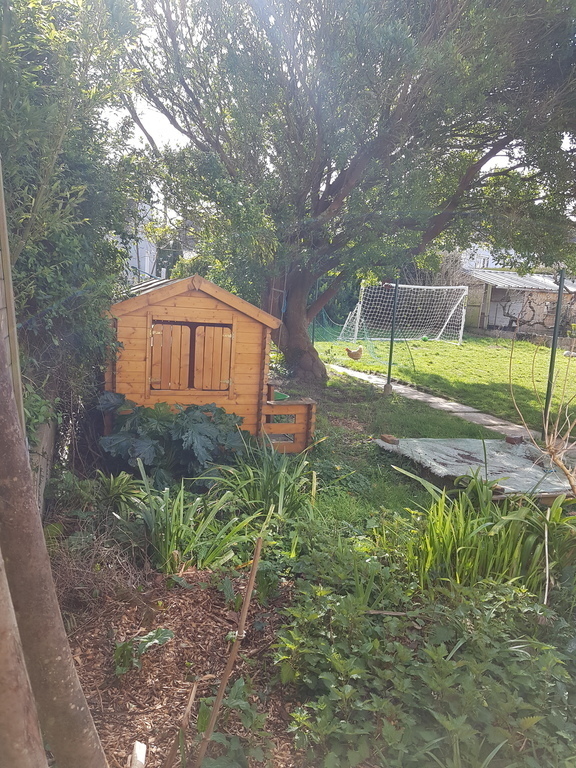 Jardin plein sud, avec cabane  but de foot, panier basket..et poules!