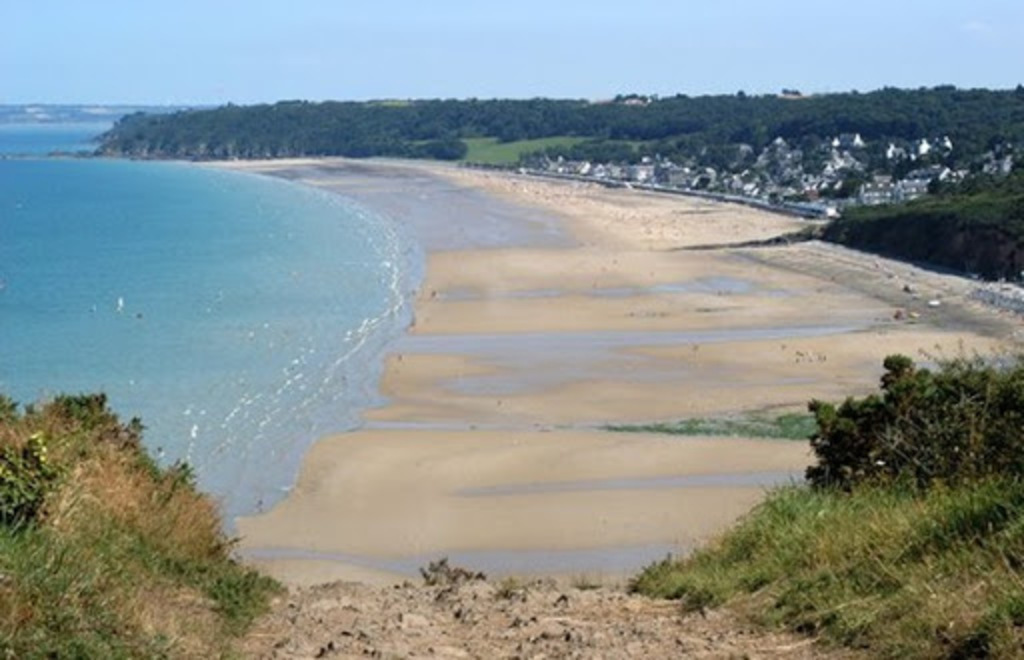 Nice beach "les Rosaires", 10 minutes from the house