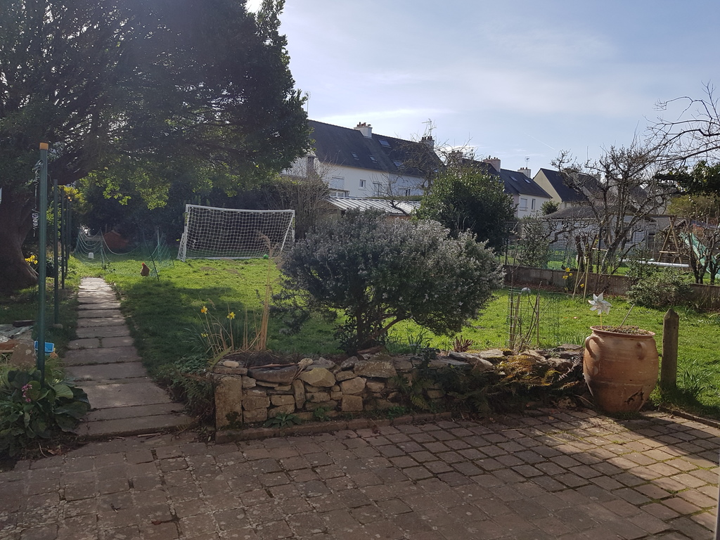 Jardin plein sud à l'arrière de la maison 