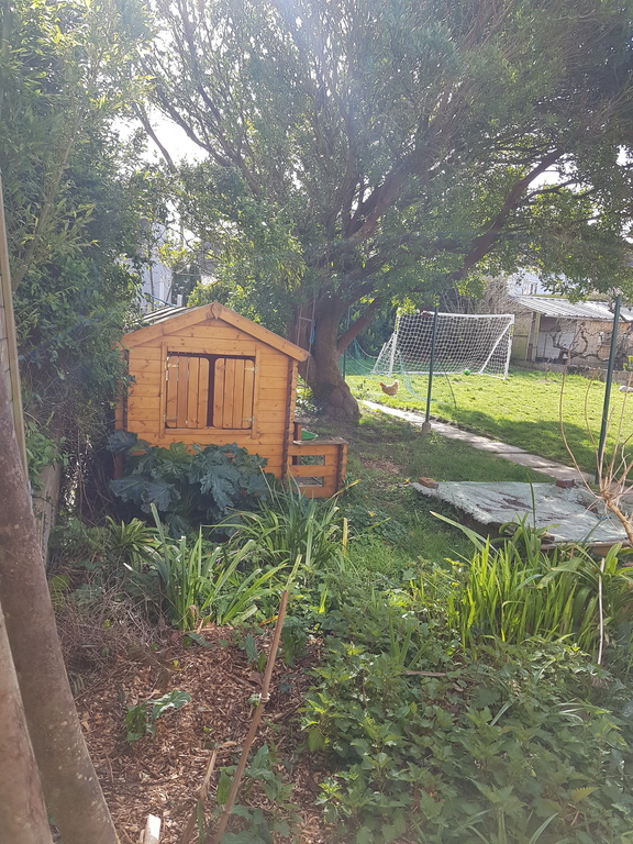 Jardin plein sud, avec cabane  but de foot, panier basket..et poules!