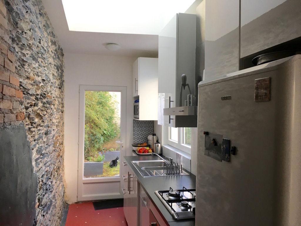 Kitchen with typical ardoise wall