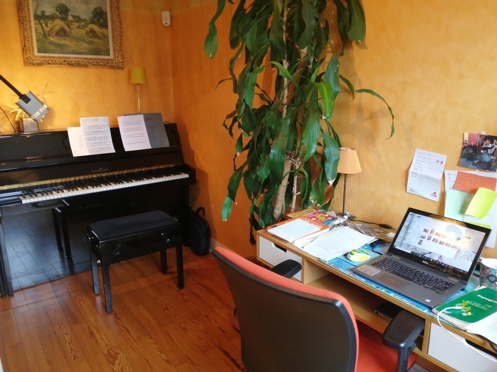 Piece desk with a piano
