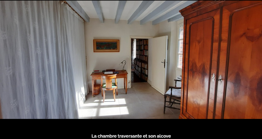 Alcôve bedroom, betwenn living room and librairy