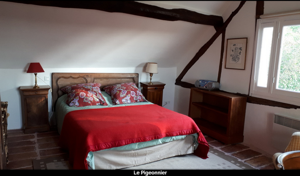 Le Pigeonnier, upstair room 