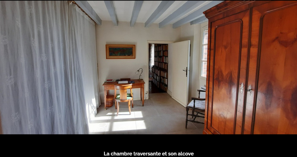 Alcôve bedroom, betwenn living room and librairy