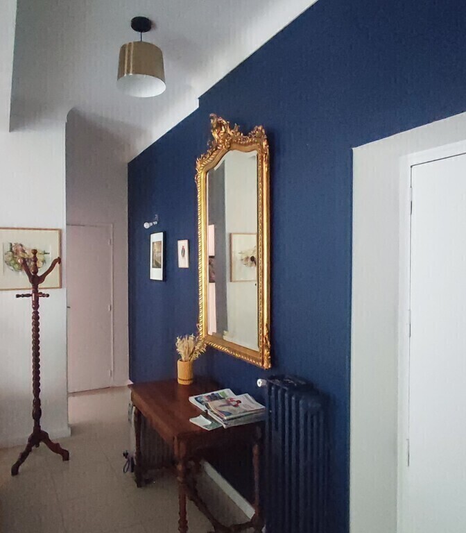 Couloir accès chambre.