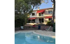 Piscine avec plongeoir  nage contre courant barrières enfants amovibles  chauffée  traitement electrolyse     