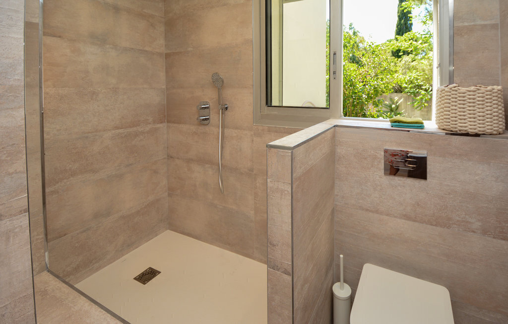 en suite bathroom