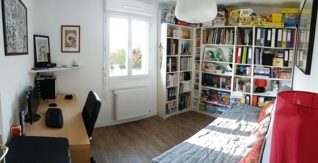 Room that can be used as an office or a bedroom, convertible couch for 2 persons 