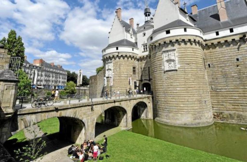 Nantes / Here castle / 25min by car / Possible by public transport (Bus + BusWay)