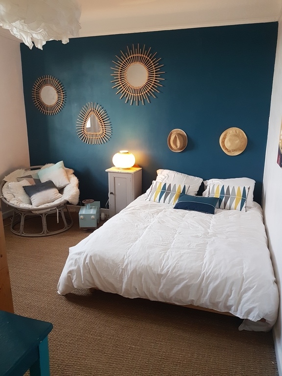 une chambre avec 1 lit 2 places et 2 lits superposés