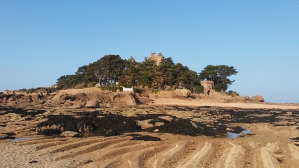 Costaeres castle island