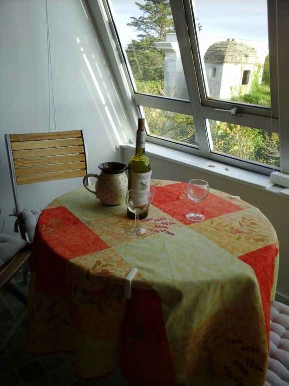 TABLE RONDE DE LA CUISINE AVEC VUE / TABLE IN THE KITCHEN WITH VIEW ON PORTE ROYALE
