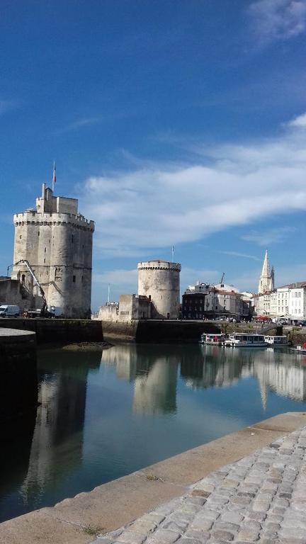 LA ROCHELLE : VIEUX PORT AVEC TOUR SAINT NICOLAS, TOUR DE LA CHAINE ET TOUR A LA LANTERNEO
