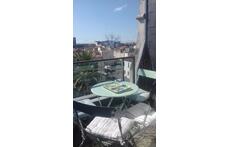 Balcon avec vue sur palmier et toits de La Rochelle