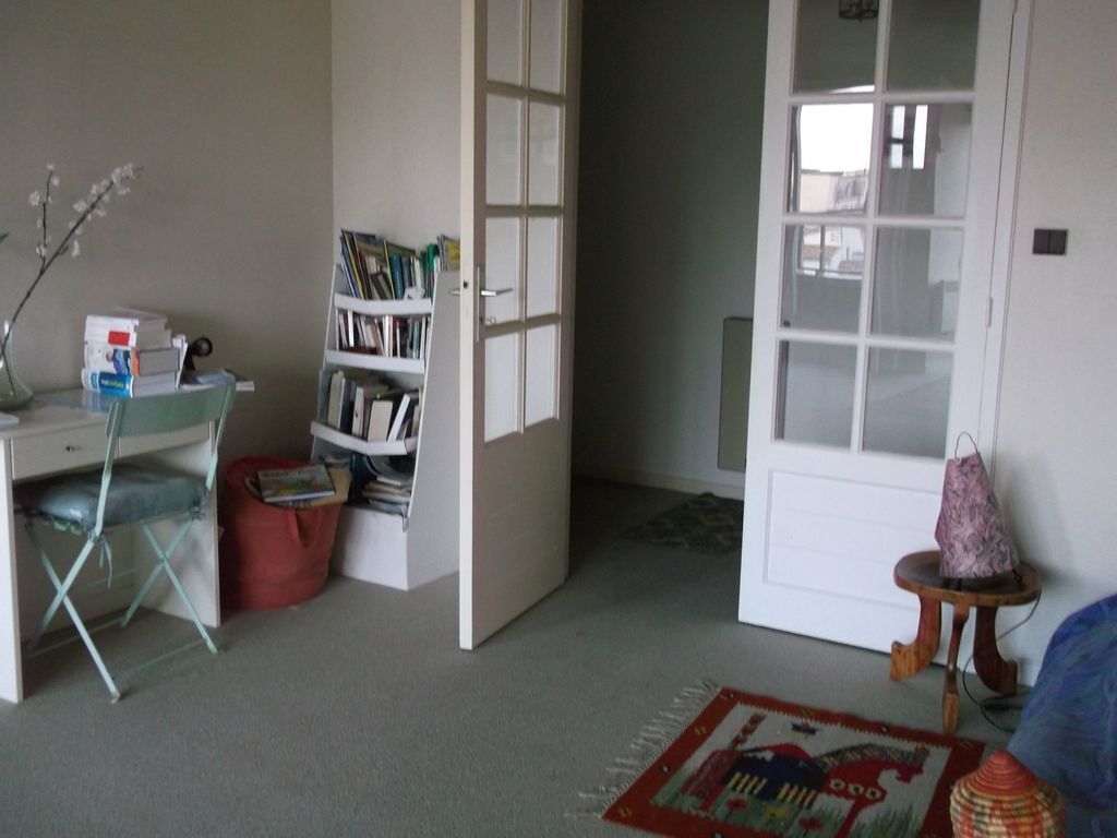 partie du séjour avec bureau et lit d'appoint/part of the living-room with a desk and additionnal bed