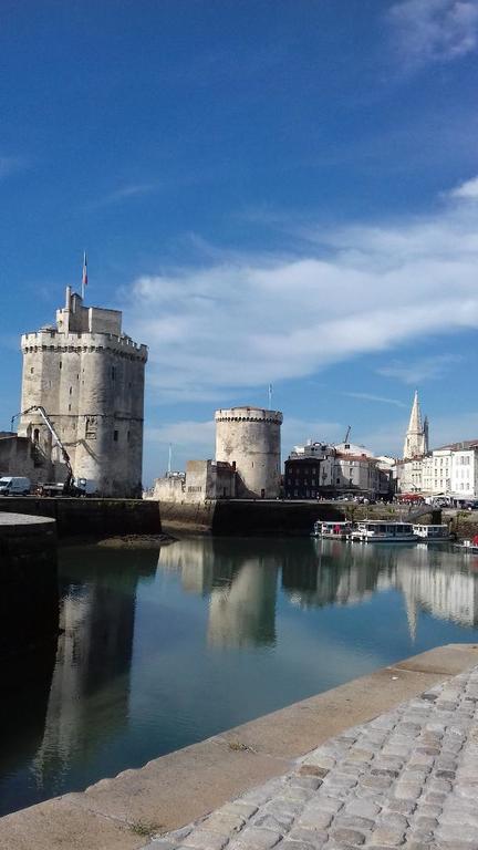 LA ROCHELLE : VIEUX PORT AVEC TOUR SAINT NICOLAS, TOUR DE LA CHAINE ET TOUR A LA LANTERNEO