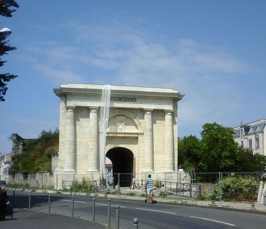 PORTE ROYALE COTE ANCIENNE ENTREE DE LA VILLE/PORTE ROYALE ON THE OTHER SIDE : ANCIENT WAY IN THE CIY ES