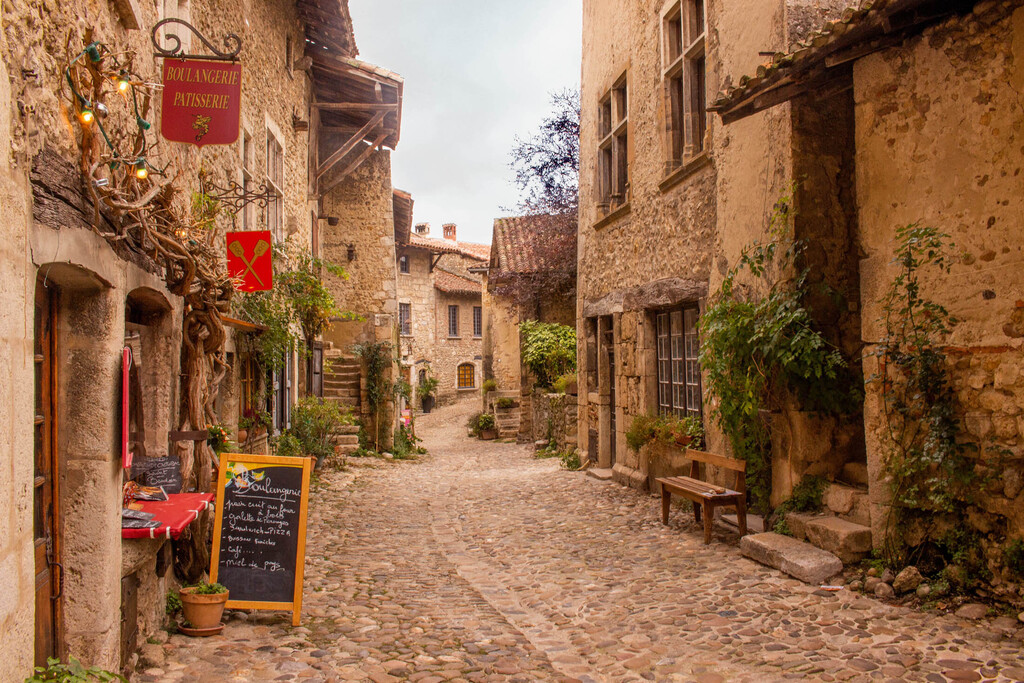 Pérouges 45 min away